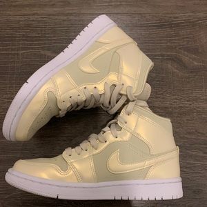 Women’s Air Jordan 1 mid se